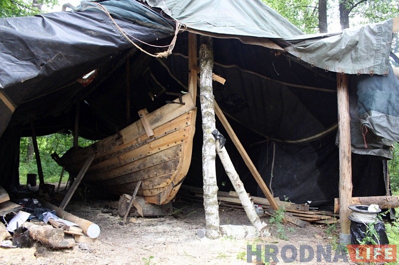 Гродзенец паводле старых чарцяжоў будуе ладдзю вікінгаў, каб даплыць да Балтыкі