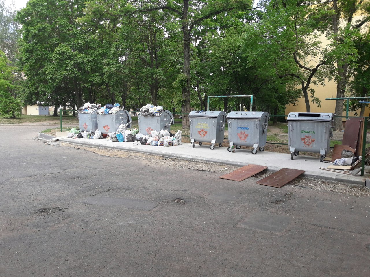 Пляцоўкі зрабілі, кантэйнеры паставілі, а смецце вывозіць не паспяваюць Пляцоўкі зрабілі, кантэйнеры паставілі, а смецце вывозіць не паспяваюць