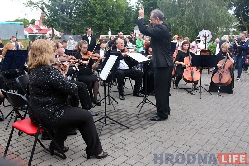 Летні баль прайшоў каля дома Ажэшкі ў Гродне Летні баль прайшоў каля дома Ажэшкі ў Гродне