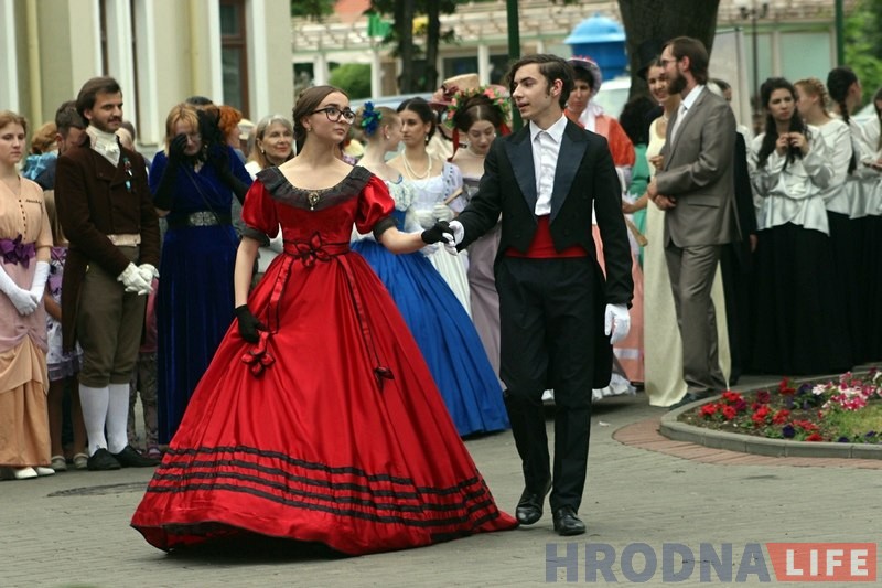 Летні баль прайшоў каля дома Ажэшкі ў Гродне Летні баль прайшоў каля дома Ажэшкі ў Гродне