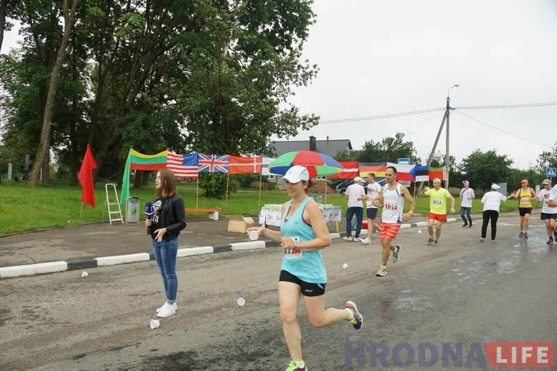 “Мяжу мінулі, не спыняючыся”. Удзельнікі трансгранічнага марафона ў сёмы раз прабеглі ад Гродна да Друскенік