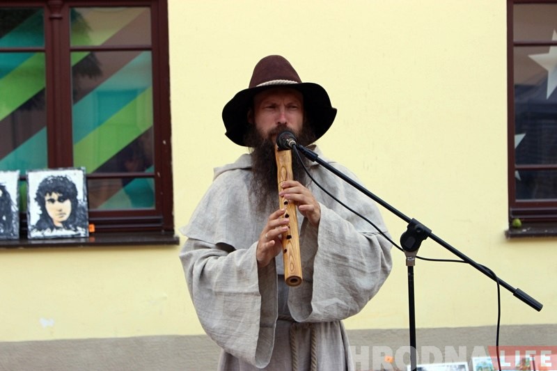 "Зямляк, ты перашкаджаеш працаваць". Адзін дзень з жыцця вулічных музыкаў на Савецкай