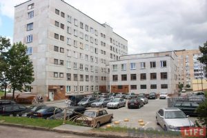 "Жальцеся і вас пачуюць". Дзякуючы петыцыі гродзенца каля паліклінікі на Пестрака зрабілі паркоўку