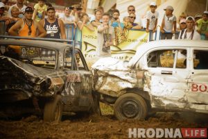 "Перамог на пустых колах". Чорная і белая "Волгі" сышліся ў фінальным двубоі гродзенскіх аўтабаёў