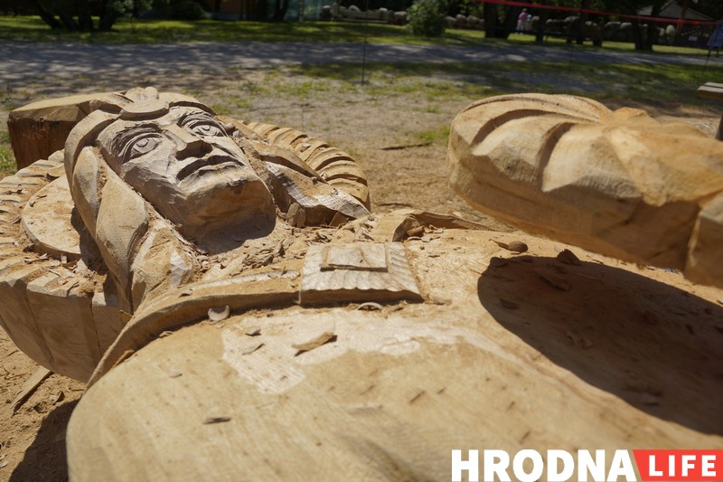 “Ніколі не ведаеш, што будзе ў канцы”. Разьбяры ў Каробчыцах ствараюць з дрэва новыя казкі