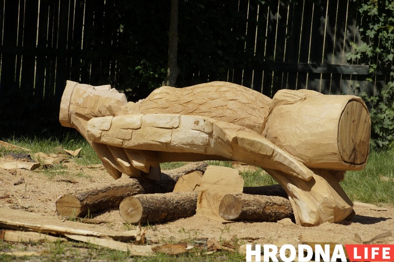 “Ніколі не ведаеш, што будзе ў канцы”. Разьбяры ў Каробчыцах ствараюць з дрэва новыя казкі