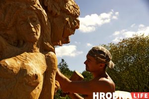 “Ніколі не ведаеш, што будзе ў канцы”. Разьбяры ў Каробчыцах ствараюць з дрэва новыя казкі “Ніколі не ведаеш, што будзе ў канцы”. Разьбяры ў Каробчыцах ствараюць з дрэва новыя казкі