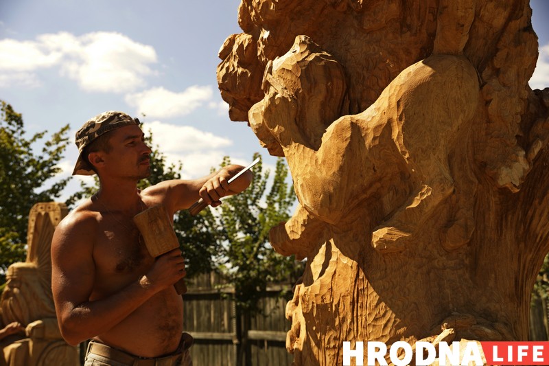 “Ніколі не ведаеш, што будзе ў канцы”. Разьбяры ў Каробчыцах ствараюць з дрэва новыя казкі