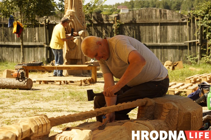 “Ніколі не ведаеш, што будзе ў канцы”. Разьбяры ў Каробчыцах ствараюць з дрэва новыя казкі