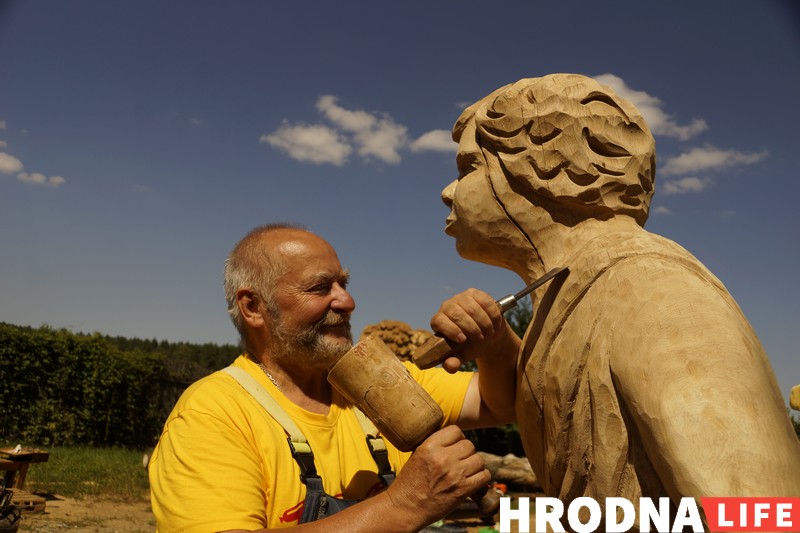 “Ніколі не ведаеш, што будзе ў канцы”. Разьбяры ў Каробчыцах ствараюць з дрэва новыя казкі