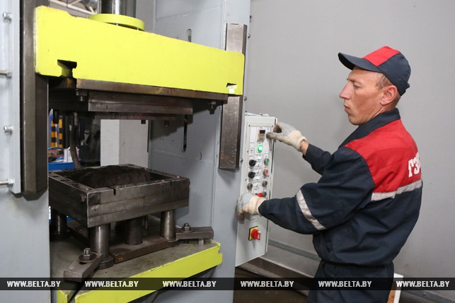 У Гродне пачалі вырабляць тратуарную плітку з пластыкавых пакетаў