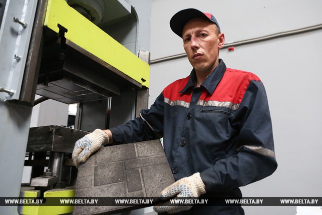 У Гродне пачалі вырабляць тратуарную плітку з пластыкавых пакетаў