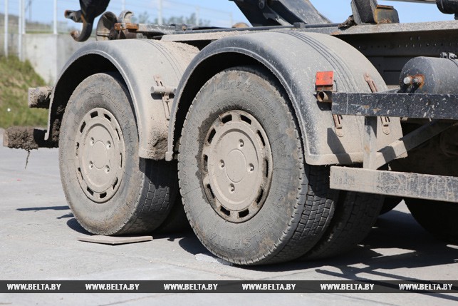 У Гродне пачалі вырабляць тратуарную плітку з пластыкавых пакетаў