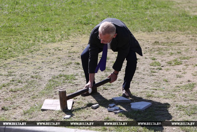 У Гродне пачалі вырабляць тратуарную плітку з пластыкавых пакетаў