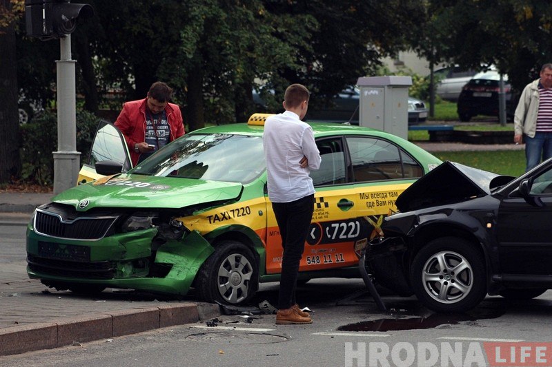 В центре Гродно такси попало в ДТП. Водитель: "Повезло, что на людей не наехали"