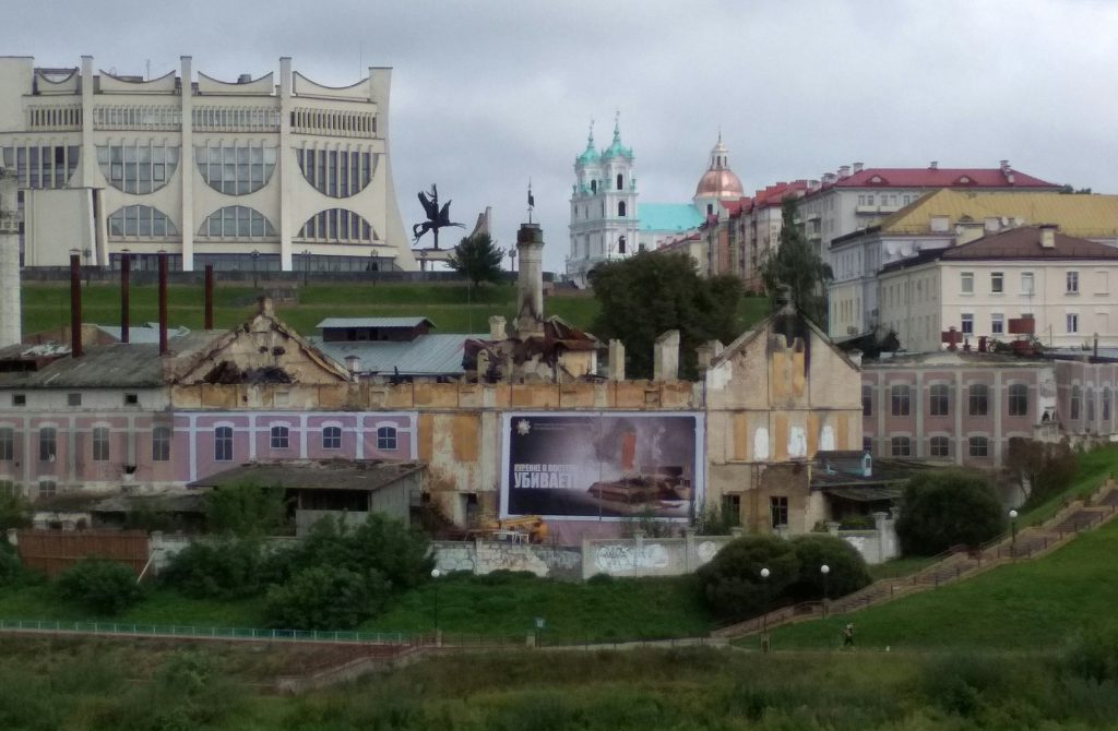 Фотафакт: На згарэўшым піўзаводзе павесілі рэкламу супраць пажараў