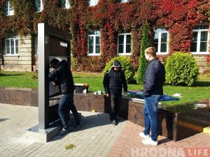 Вінаваты "Эпалет"? Турыстычны стэнд на Ажэшкі пашкодзілі і адразу адрамантавалі