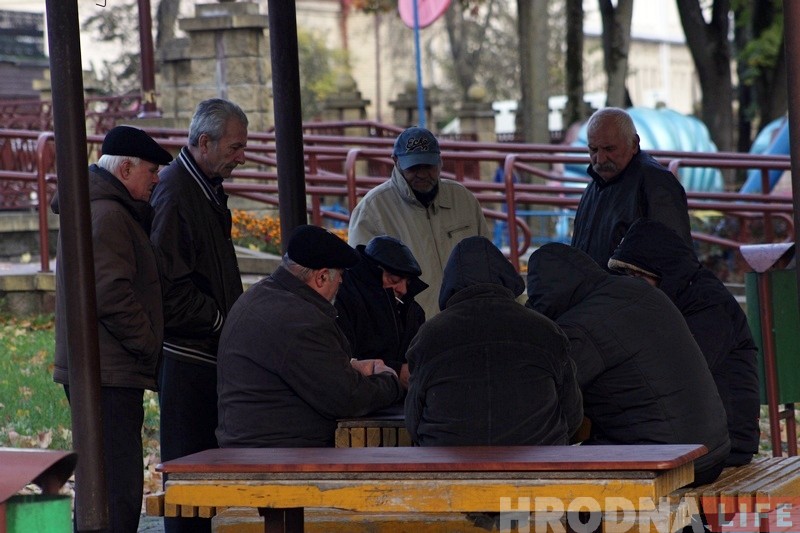 “Рыба” ўжо не крычым". Як у Гродне з савецкага часу гуляюць у даміно ў парку