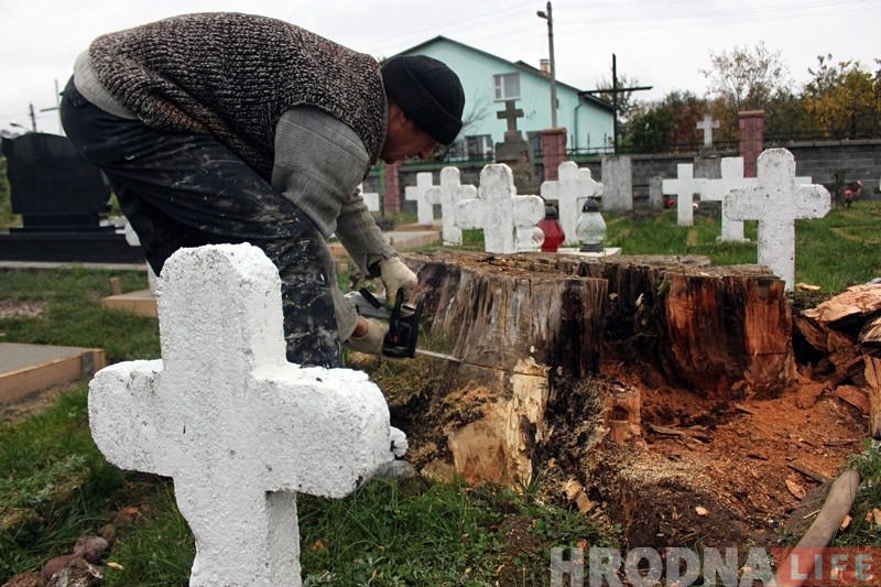 Маці папрасіла: гродзенец у вольны час прыбірае старыя могілкі Маці папрасіла: гродзенец у вольны час прыбірае старыя могілкі