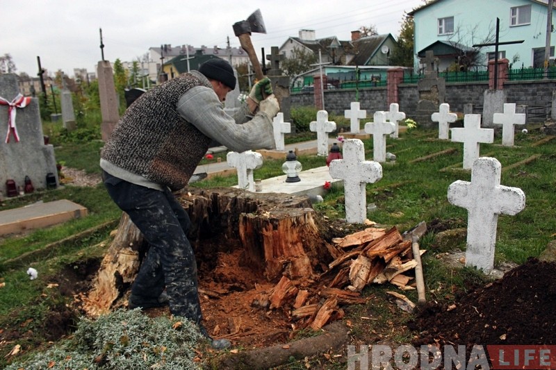 Маці папрасіла: гродзенец у вольны час прыбірае старыя могілкі Маці папрасіла: гродзенец у вольны час прыбірае старыя могілкі