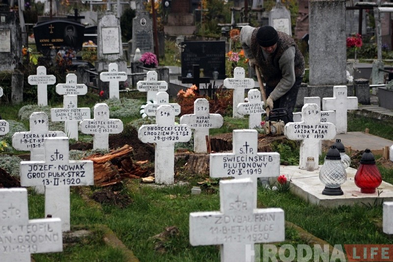 Маці папрасіла: гродзенец у вольны час прыбірае старыя могілкі Маці папрасіла: гродзенец у вольны час прыбірае старыя могілкі