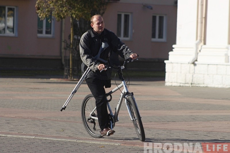 "Стесняться не стоит ни в коем случае". Гродненский органист, несмотря на потерю ноги, ездить на велосипеде и радуется жизни