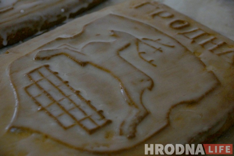 На перніку – алень святога Губерта, на ўпакоўцы – гравюра Макоўскага. “Гродзенскі пернік” з'явіўся ў абноўленым варыянце