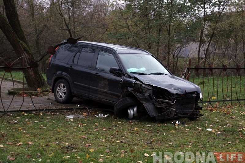 Ноччу на Гагарына кіроўца Honda збіў слуп і агароджу школы Ноччу на Гагарына кіроўца Honda збіў слуп і агароджу школы