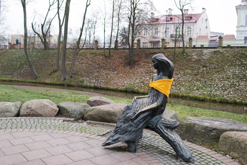 Фотафакт: Купідон у шаліку нагадвае гродзенцам пра набліжэнне зімы