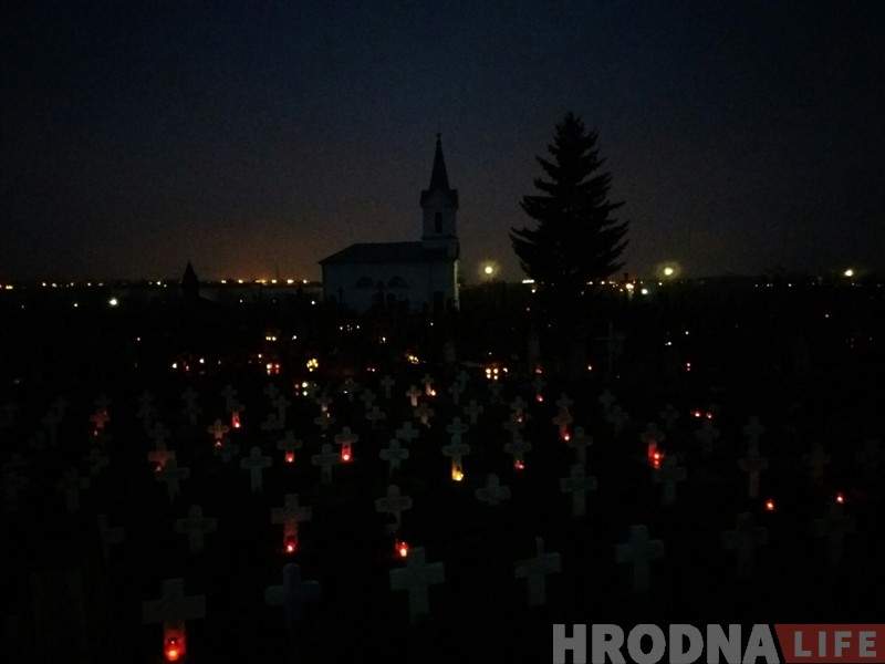 Старое католическое кладбище в Гродно на Деды - горят сотни свечей