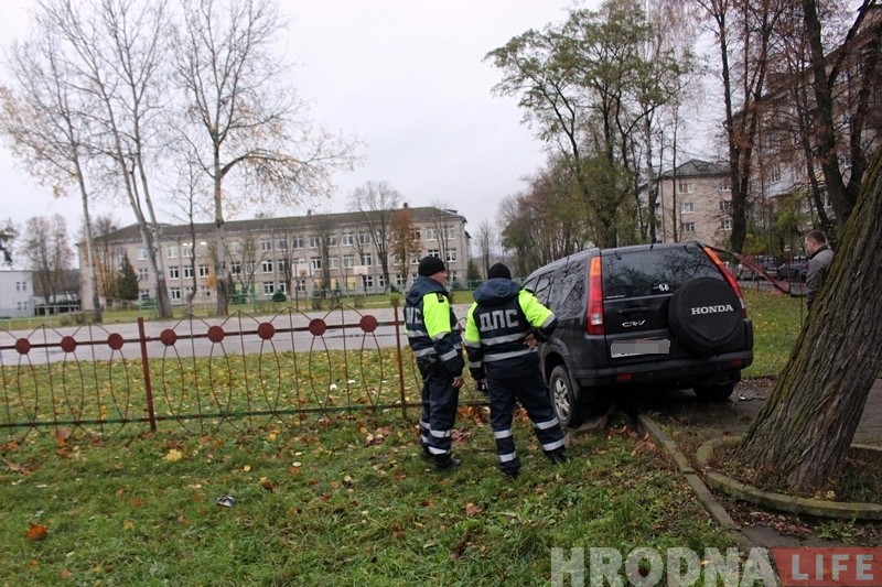 Ноччу на Гагарына кіроўца Honda збіў слуп і агароджу школы Ноччу на Гагарына кіроўца Honda збіў слуп і агароджу школы