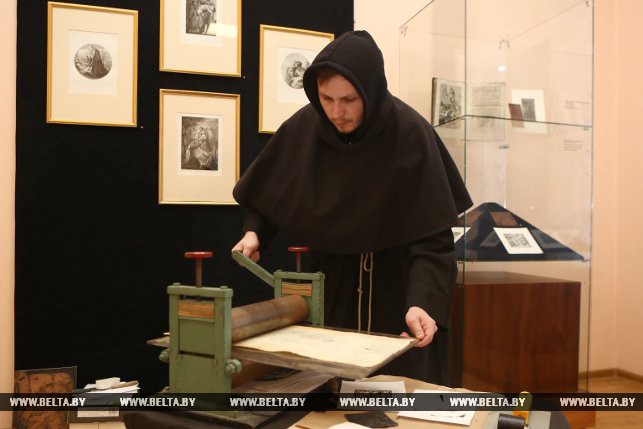 Адчуць сябе Скарынам: на выставе ў Гродне можна надрукаваць гравюру і пакінуць сабе на памяць