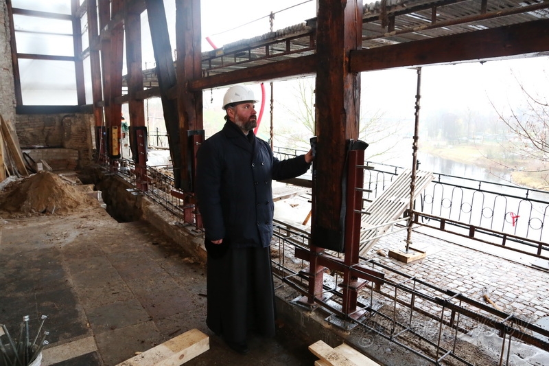 Стена Коложи будет цвета Umbro. Как идет ремонт в старинной церкви