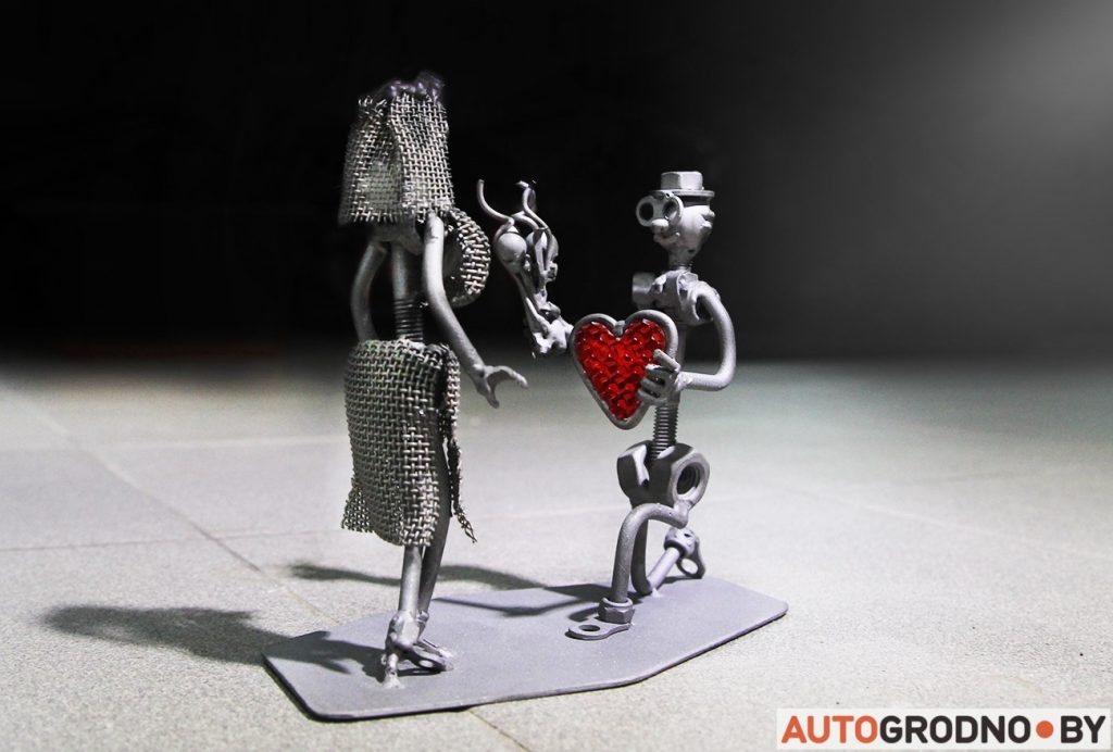 Творчасць у звычайным гаражы: былы мотаспартсмен стварае вырабы з запчасткаў