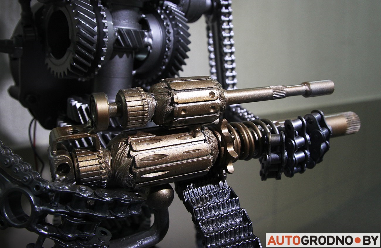 Творчасць у звычайным гаражы: былы мотаспартсмен стварае вырабы з запчасткаў