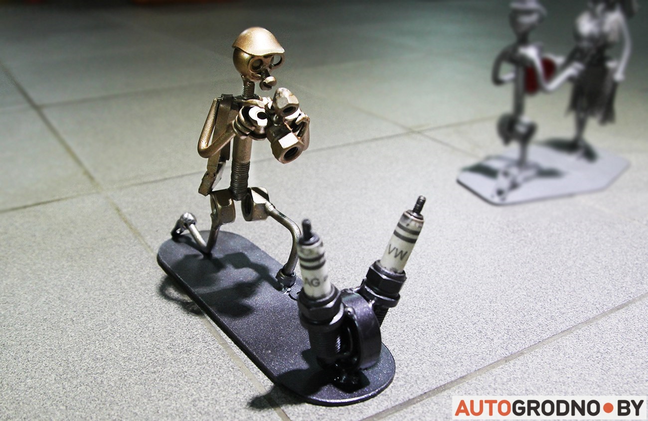 Творчасць у звычайным гаражы: былы мотаспартсмен стварае вырабы з запчасткаў