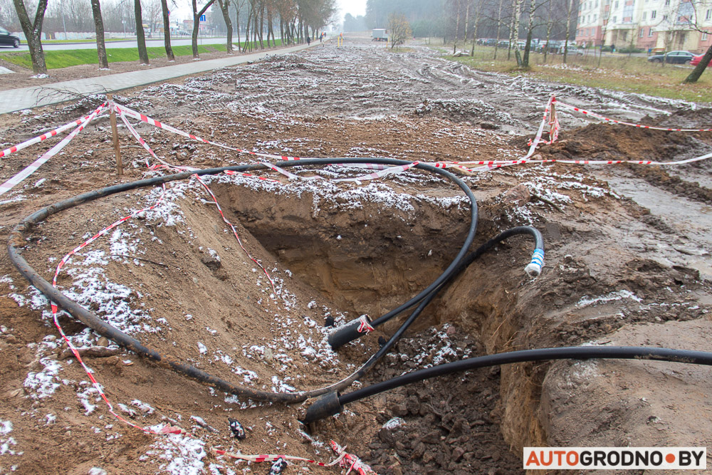 "Посмотрите, что здесь происходит". Индурское шоссе реконструировали, а прилегающие территории?