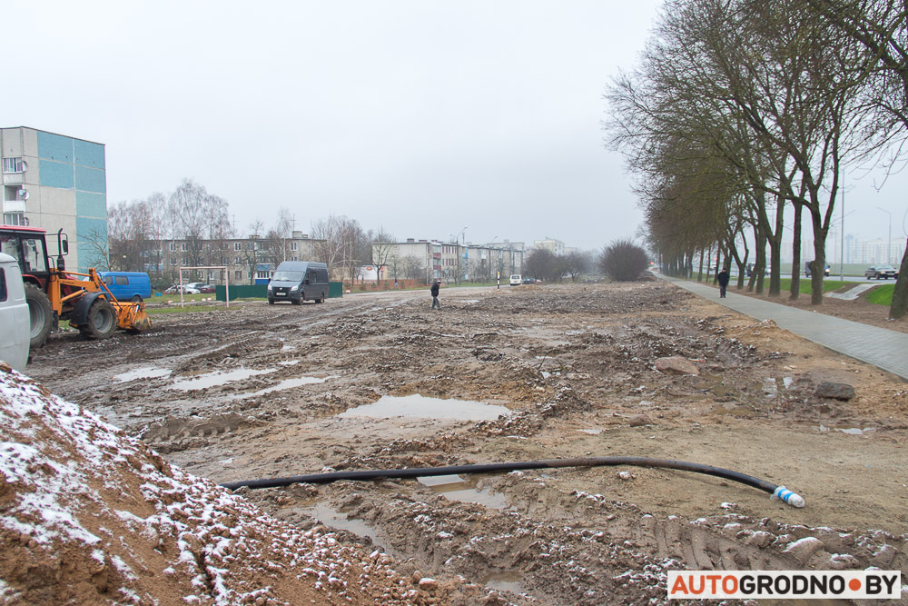 "Посмотрите, что здесь происходит". Индурское шоссе реконструировали, а прилегающие территории?