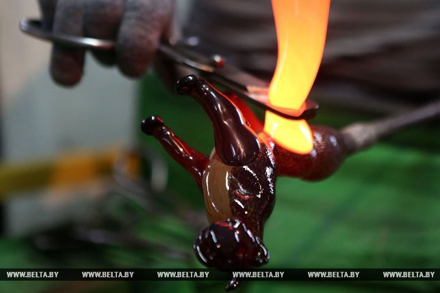 Эксклюзіўныя шкляныя сабачкі розных парод: як выдуваюць падарункі на шклозаводзе (фота)