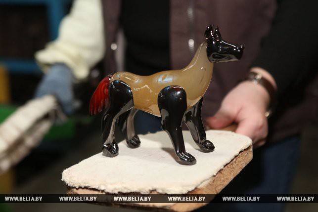 Эксклюзіўныя шкляныя сабачкі розных парод: як выдуваюць падарункі на шклозаводзе (фота)