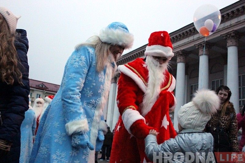 Дождж, сабакі і казачныя персанажы: У Гродне ўрачыста запалілі навагоднюю ілюмінацыю Дождж, сабакі і казачныя персанажы: У Гродне ўрачыста запалілі навагоднюю ілюмінацыю