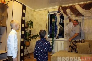 Дзед Мароз прыйшоў праз акно: у Гродне прамысловы альпініст прыносіць дзецям казку Дзед Мароз прыйшоў праз акно: у Гродне прамысловы альпініст прыносіць дзецям казку