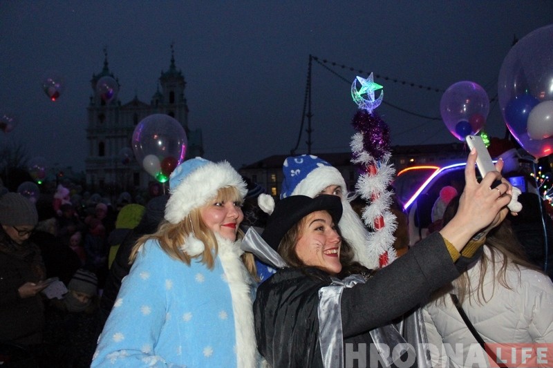 Дождж, сабакі і казачныя персанажы: У Гродне ўрачыста запалілі навагоднюю ілюмінацыю Дождж, сабакі і казачныя персанажы: У Гродне ўрачыста запалілі навагоднюю ілюмінацыю