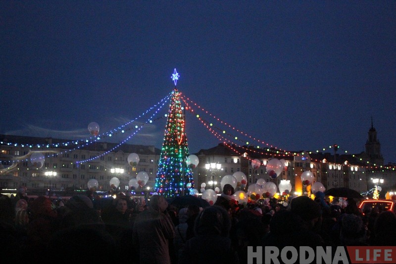 Дождж, сабакі і казачныя персанажы: У Гродне ўрачыста запалілі навагоднюю ілюмінацыю Дождж, сабакі і казачныя персанажы: У Гродне ўрачыста запалілі навагоднюю ілюмінацыю
