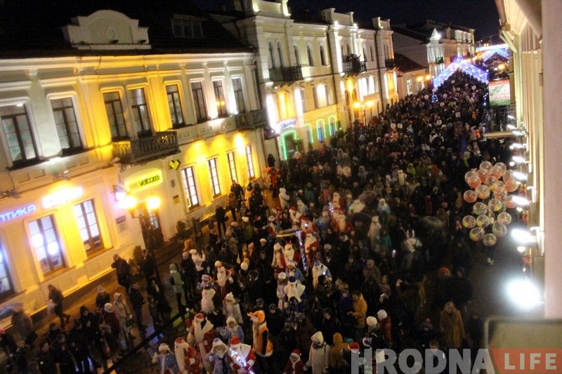 Дождж, сабакі і казачныя персанажы: У Гродне ўрачыста запалілі навагоднюю ілюмінацыю Дождж, сабакі і казачныя персанажы: У Гродне ўрачыста запалілі навагоднюю ілюмінацыю