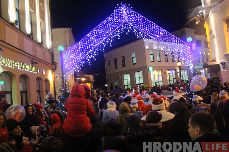 Дождж, сабакі і казачныя персанажы: У Гродне ўрачыста запалілі навагоднюю ілюмінацыю Дождж, сабакі і казачныя персанажы: У Гродне ўрачыста запалілі навагоднюю ілюмінацыю