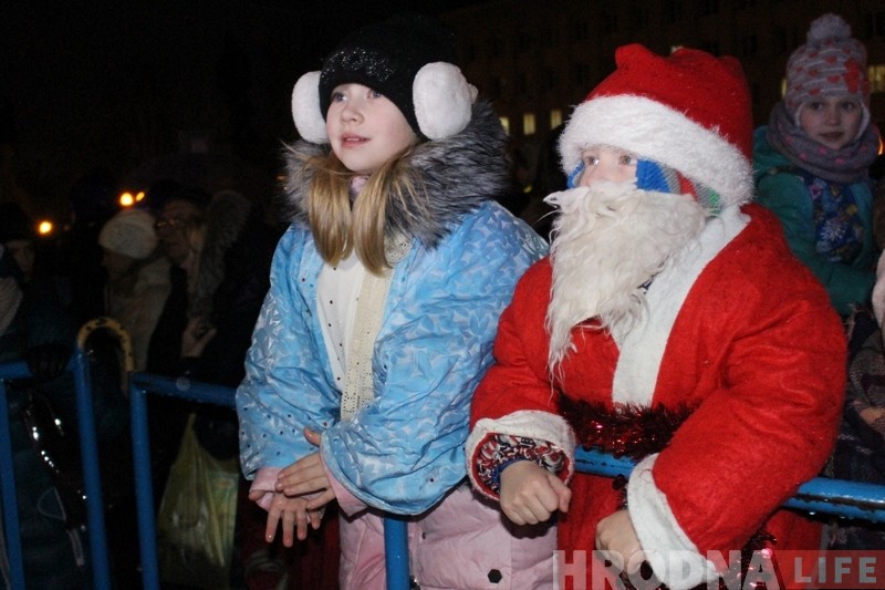 Дождж, сабакі і казачныя персанажы: У Гродне ўрачыста запалілі навагоднюю ілюмінацыю Дождж, сабакі і казачныя персанажы: У Гродне ўрачыста запалілі навагоднюю ілюмінацыю