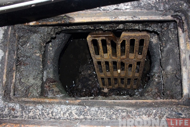 «Паркаваўcя і машына правалілася». На Горкага ліўневыя краты не вытрымалі легкавы аўтамабіль