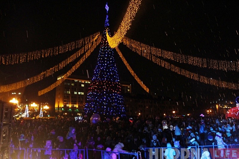 Дождж, сабакі і казачныя персанажы: У Гродне ўрачыста запалілі навагоднюю ілюмінацыю Дождж, сабакі і казачныя персанажы: У Гродне ўрачыста запалілі навагоднюю ілюмінацыю