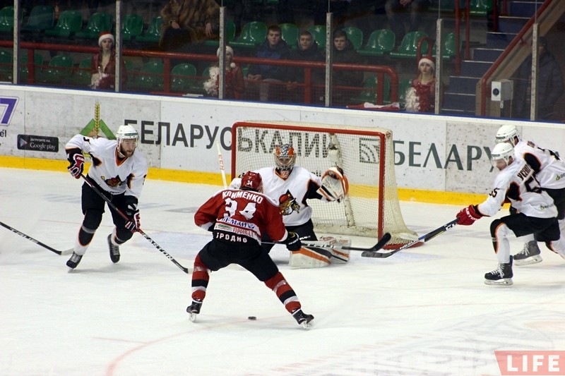 "Шахцёр" у Гродне перапыніў 14-матчавую пераможную серыю "Нёмана" "Шахцёр" у Гродне перапыніў 14-матчавую пераможную серыю "Нёмана"